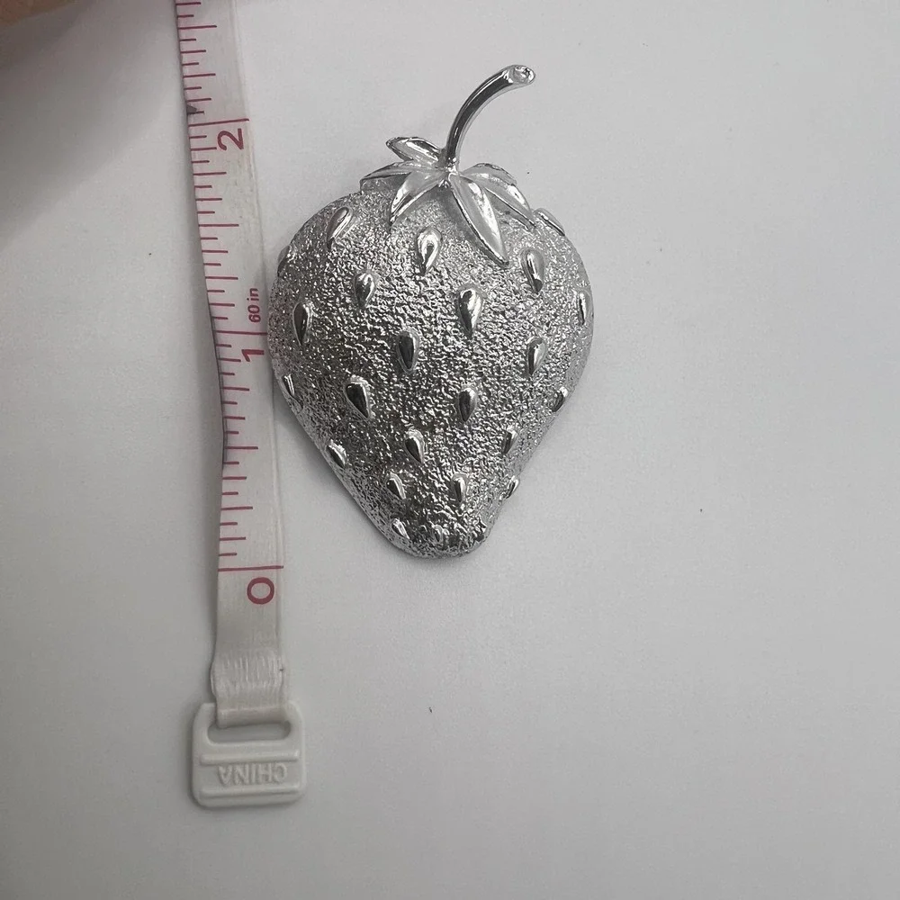 Sarah Coventry Strawberry Brooch Silver Tone Textured Pin Vintage‎ Fruit Jewelry